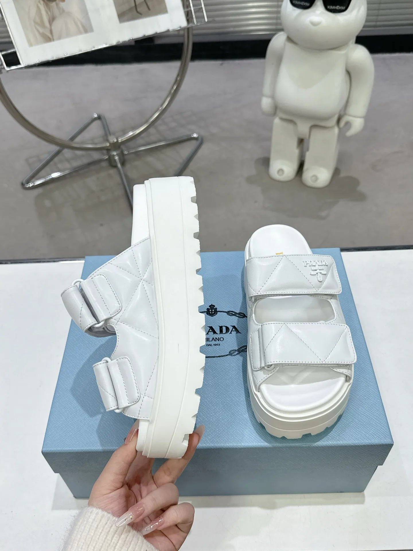 👟👟Ex-factory price 440👟👟 PRADA 2025 vs spring and summer popular sandals series... [Thick-soled double-button sandals] Original 1:1 customization, this year's most fashionable and popular retro British style, simple and elegant, all styles are good-looking, platform thick soles make you slimmer and taller, very comfortable, fashionable and versatile... Many Internet celebrities are on their feet. These platform round-toe thick-soled shoes are very popular this year. They can be worn (increased) for both leisure and leisure. ❶Material: Customized imported calf leather ❷Inner: Customized imported sheepskin ❸Outsole: Original molded ultra-light outsole ❹Sole thickness: 5.5cm ❺Number of yards: 35-40 ❻Packaging: Original full set of packaging ☀Color: Official website updated simultaneously